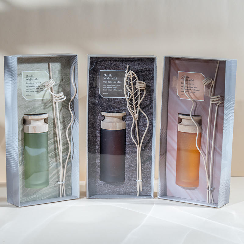 উচ্চ শ্রেণীর নলাকার কাচের ফ্লাস্ক প্রিমিয়াম রিড ডিফিউজার কাঠের স্টিক-সুগন্ধ ডিফিউজার বিক্রেতার সাথে