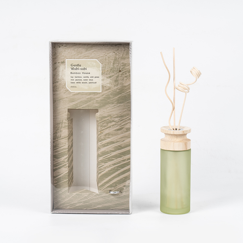 উচ্চ শ্রেণীর নলাকার কাচের ফ্লাস্ক প্রিমিয়াম রিড ডিফিউজার কাঠের স্টিক-সুগন্ধ ডিফিউজার বিক্রেতার সাথে